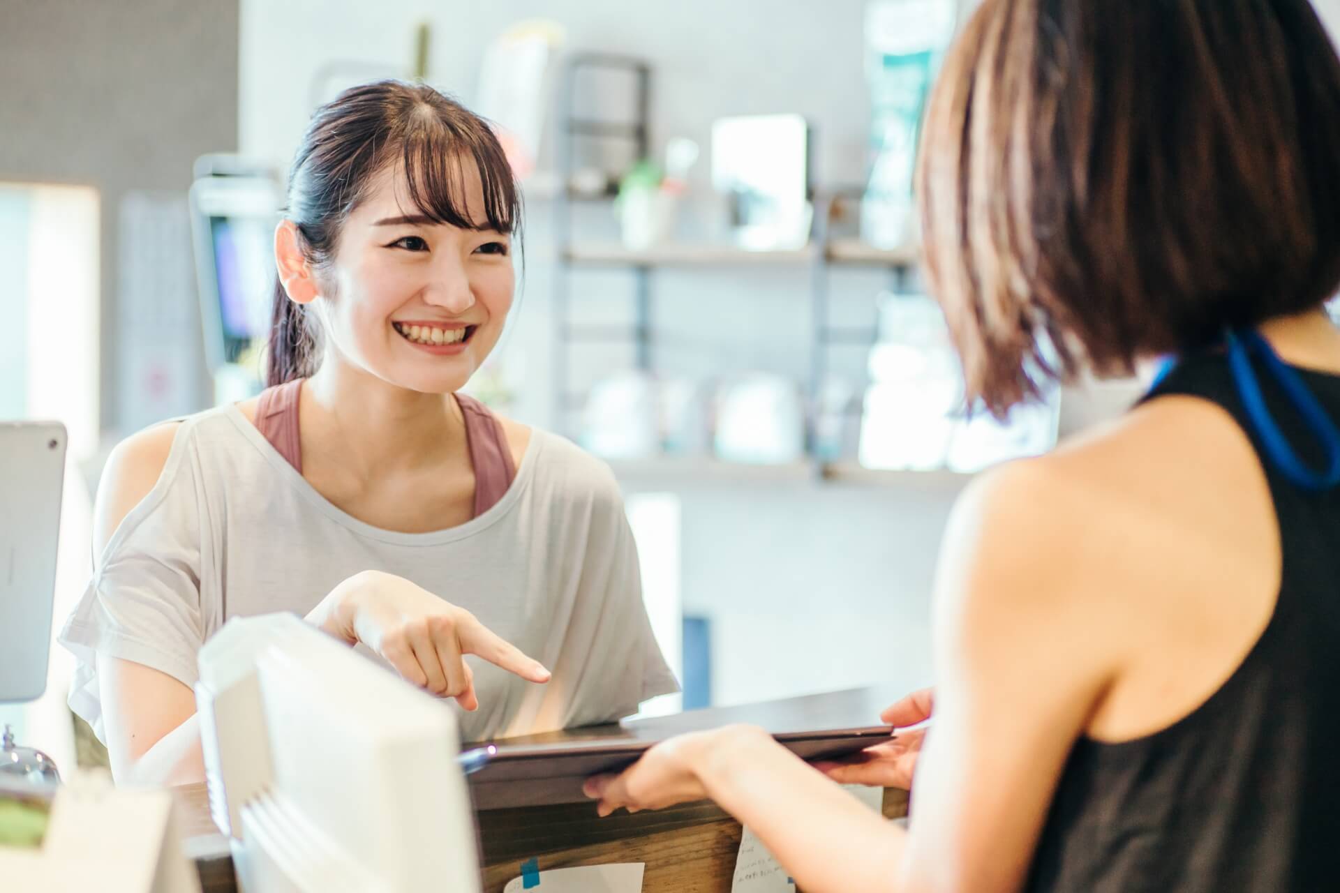 パーソナルジムを比較検討する女性