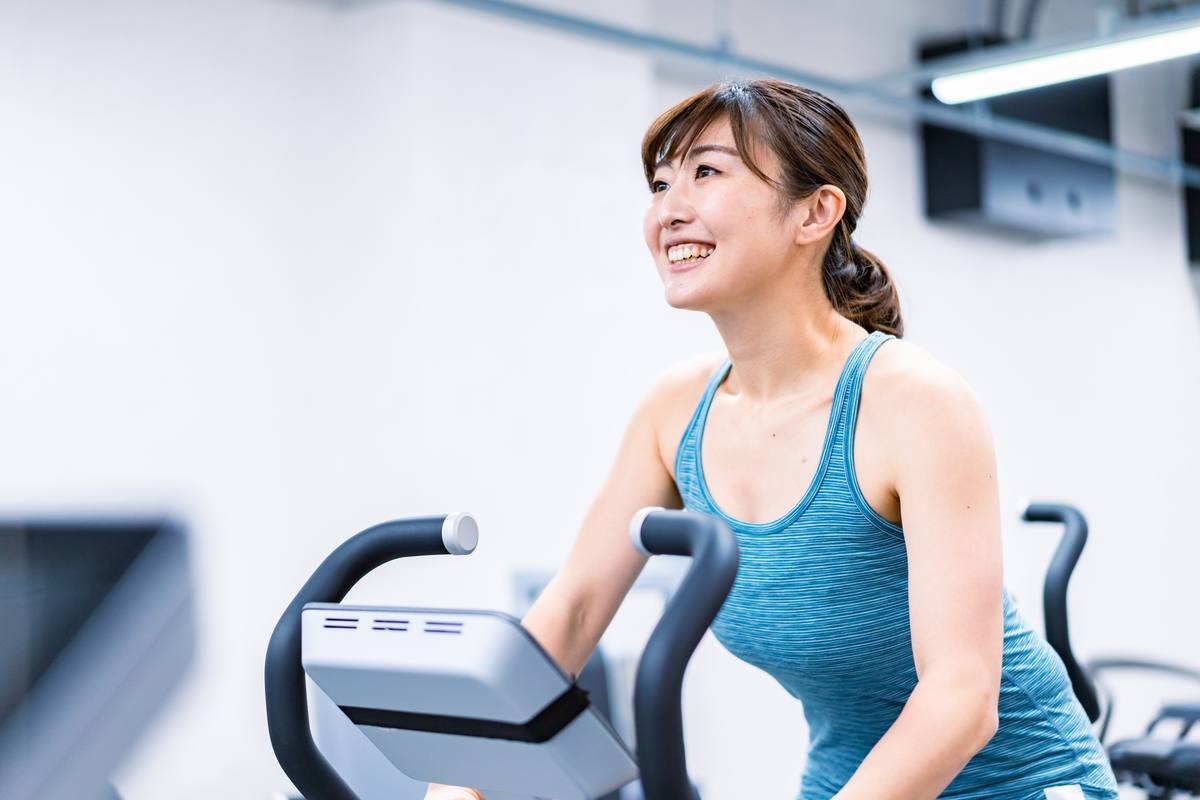 冬に太りやすいのはなぜ？体重増加を防ぐ運動を検討する場面