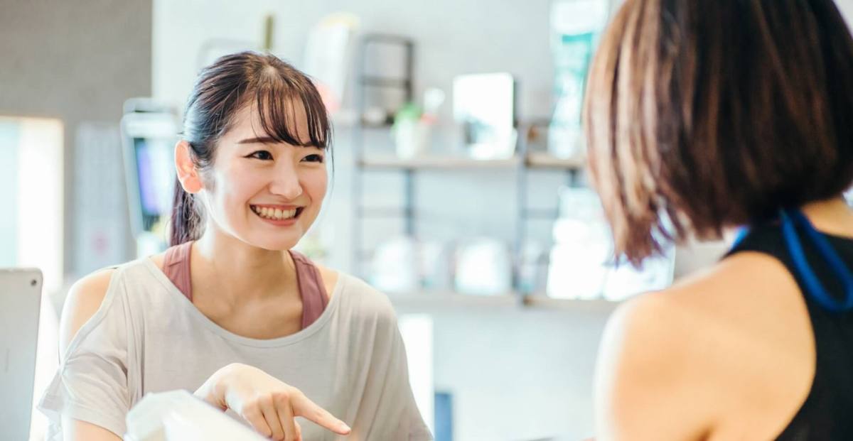 パーソナルトレーニングは本で独学できる？本／を考える様子