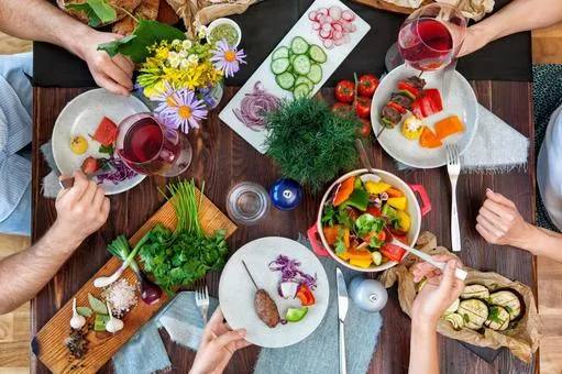 健康的な食事とは？基本と食生活を無理なく改善について整理する場面