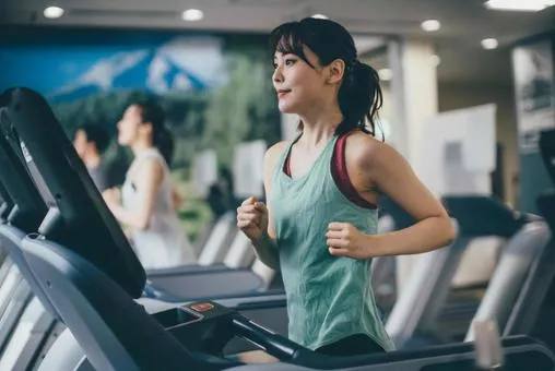社会人が運動習慣を持つメリットは？無理なく運を考える様子